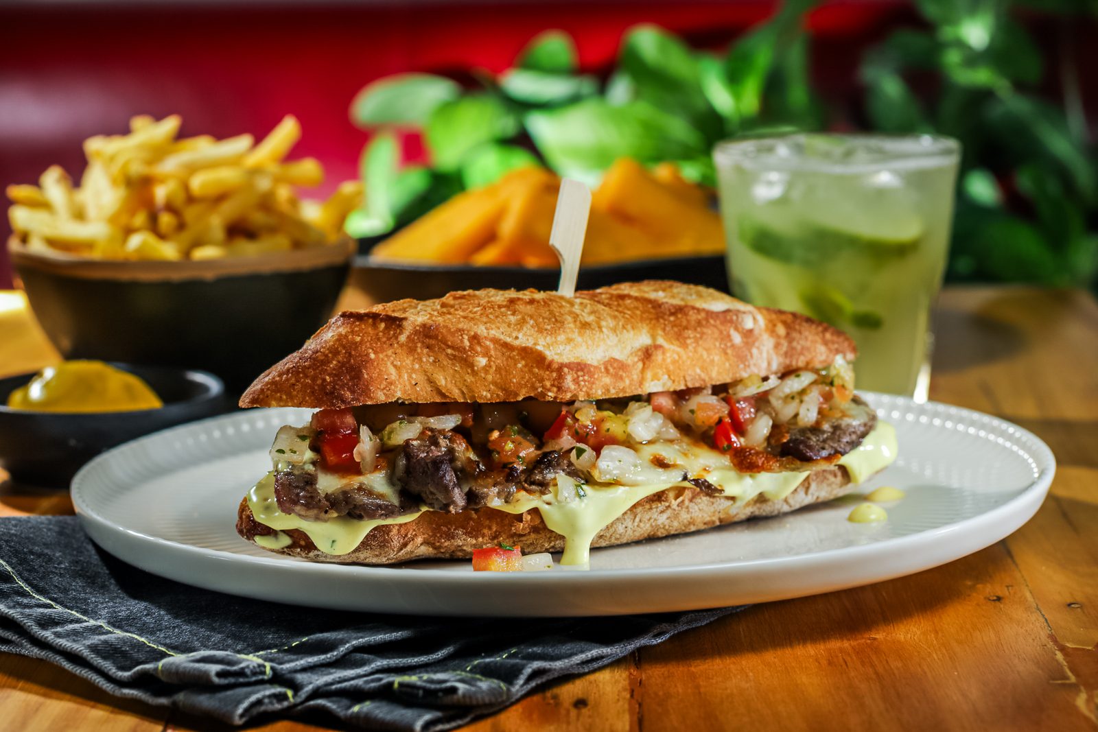 Sanduíche GSands de churrasco na baguete de fermentação natural, com carne, queijo gratinado e vinagrete